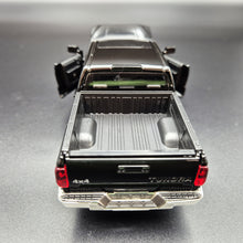 Load image into Gallery viewer, Explorafind 2019 Toyota Tundra Black 1:32 Die Cast Car
