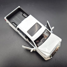 Load image into Gallery viewer, Explorafind 2019 Toyota Tundra White 1:32 Die Cast Car