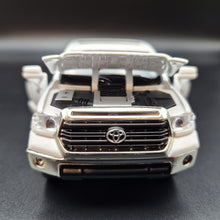 Load image into Gallery viewer, Explorafind 2019 Toyota Tundra White 1:32 Die Cast Car