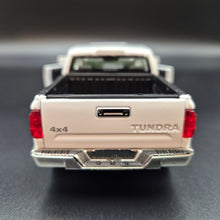 Load image into Gallery viewer, Explorafind 2019 Toyota Tundra White 1:32 Die Cast Car