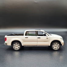 Load image into Gallery viewer, Explorafind 2019 Toyota Tundra White 1:32 Die Cast Car