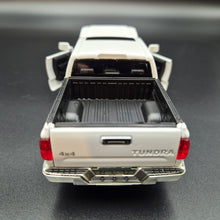 Load image into Gallery viewer, Explorafind 2019 Toyota Tundra White 1:32 Die Cast Car