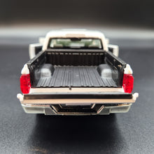 Load image into Gallery viewer, Explorafind 2019 Toyota Tundra White 1:32 Die Cast Car
