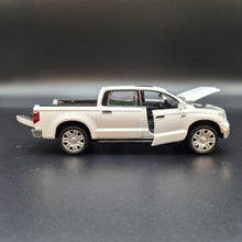 Load image into Gallery viewer, Explorafind 2019 Toyota Tundra White 1:32 Die Cast Car