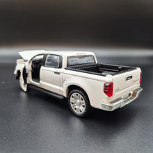 Load image into Gallery viewer, Explorafind 2019 Toyota Tundra White 1:32 Die Cast Car
