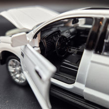 Load image into Gallery viewer, Explorafind 2019 Toyota Tundra White 1:32 Die Cast Car