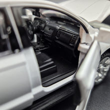 Load image into Gallery viewer, Explorafind 2019 Toyota Tundra White 1:32 Die Cast Car