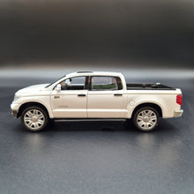 Load image into Gallery viewer, Explorafind 2019 Toyota Tundra White 1:32 Die Cast Car