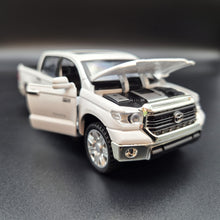 Load image into Gallery viewer, Explorafind 2019 Toyota Tundra White 1:32 Die Cast Car