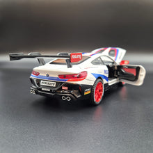 Load image into Gallery viewer, Explorafind 2020 BMW M8 GTE White 1:24 Die Cast Car