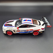 Load image into Gallery viewer, Explorafind 2020 BMW M8 GTE White 1:24 Die Cast Car