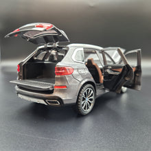 Load image into Gallery viewer, Explorafind 2020 BMW X5 Grey 1:24 Die Cast Car