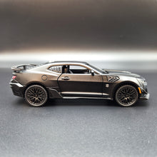 Load image into Gallery viewer, Explorafind 2020 Chevrolet Camaro ZL1 Matte Black 1:32 Die Cast Car