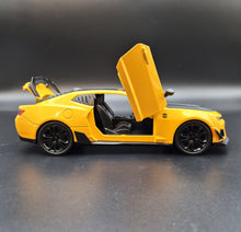 Load image into Gallery viewer, Explorafind 2020 Chevrolet Camaro ZL1 Yellow 1:24 Die Cast Car