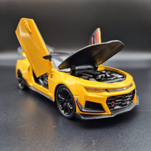 Load image into Gallery viewer, Explorafind 2020 Chevrolet Camaro ZL1 Yellow 1:24 Die Cast Car