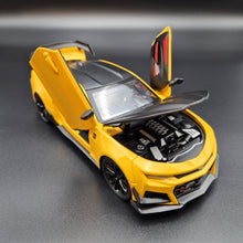 Load image into Gallery viewer, Explorafind 2020 Chevrolet Camaro ZL1 Yellow 1:24 Die Cast Car