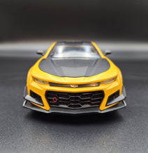 Load image into Gallery viewer, Explorafind 2020 Chevrolet Camaro ZL1 Yellow 1:24 Die Cast Car