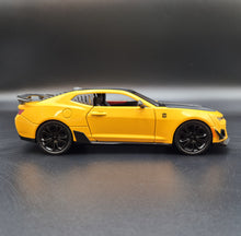 Load image into Gallery viewer, Explorafind 2020 Chevrolet Camaro ZL1 Yellow 1:24 Die Cast Car