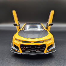 Load image into Gallery viewer, Explorafind 2020 Chevrolet Camaro ZL1 Yellow 1:24 Die Cast Car