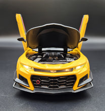 Load image into Gallery viewer, Explorafind 2020 Chevrolet Camaro ZL1 Yellow 1:24 Die Cast Car
