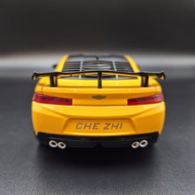 Load image into Gallery viewer, Explorafind 2020 Chevrolet Camaro ZL1 Yellow 1:24 Die Cast Car