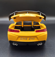 Load image into Gallery viewer, Explorafind 2020 Chevrolet Camaro ZL1 Yellow 1:24 Die Cast Car