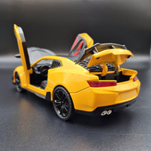 Load image into Gallery viewer, Explorafind 2020 Chevrolet Camaro ZL1 Yellow 1:24 Die Cast Car