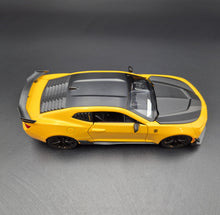 Load image into Gallery viewer, Explorafind 2020 Chevrolet Camaro ZL1 Yellow 1:24 Die Cast Car