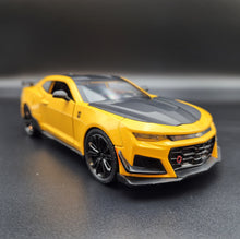 Load image into Gallery viewer, Explorafind 2020 Chevrolet Camaro ZL1 Yellow 1:24 Die Cast Car
