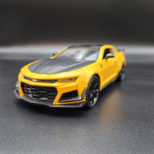 Load image into Gallery viewer, Explorafind 2020 Chevrolet Camaro ZL1 Yellow 1:24 Die Cast Car