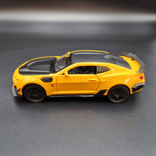 Load image into Gallery viewer, Explorafind 2020 Chevrolet Camaro ZL1 Yellow 1:32 Die Cast Car
