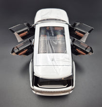 Load image into Gallery viewer, Explorafind 2020 Land Rover Range Rover White 1:18 Die Cast Car