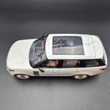 Load image into Gallery viewer, Explorafind 2020 Land Rover Range Rover White 1:18 Die Cast Car