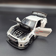 Load image into Gallery viewer, Explorafind 2020 Nissan GT-R White 1:24 Die Cast Car