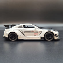 Load image into Gallery viewer, Explorafind 2020 Nissan GT-R White 1:24 Die Cast Car