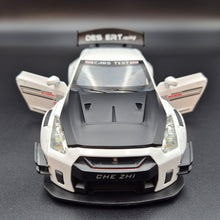 Load image into Gallery viewer, Explorafind 2020 Nissan GT-R White 1:24 Die Cast Car