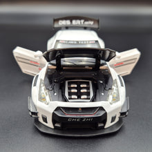 Load image into Gallery viewer, Explorafind 2020 Nissan GT-R White 1:24 Die Cast Car