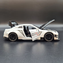 Load image into Gallery viewer, Explorafind 2020 Nissan GT-R White 1:24 Die Cast Car