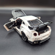 Load image into Gallery viewer, Explorafind 2020 Nissan GT-R White 1:24 Die Cast Car
