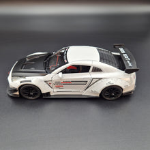 Load image into Gallery viewer, Explorafind 2020 Nissan GT-R White 1:24 Die Cast Car