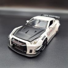 Load image into Gallery viewer, Explorafind 2020 Nissan GT-R White 1:24 Die Cast Car