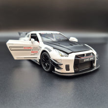 Load image into Gallery viewer, Explorafind 2020 Nissan GT-R White 1:24 Die Cast Car