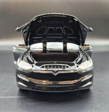 Load image into Gallery viewer, Explorafind 2020 Tesla Model X Black 1:24 Die Cast Car