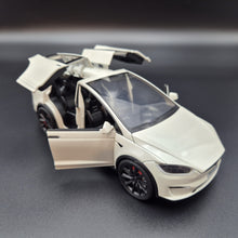 Load image into Gallery viewer, Explorafind 2020 Tesla Model X Off White 1:24 Die Cast Car