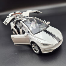 Load image into Gallery viewer, Explorafind 2020 Tesla Model X White 1:24 Die Cast Car