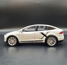 Load image into Gallery viewer, Explorafind 2020 Tesla Model X White 1:24 Die Cast Car