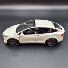 Load image into Gallery viewer, Explorafind 2020 Tesla Model X Off White 1:24 Die Cast Car