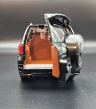 Load image into Gallery viewer, Explorafind 2020 Toyota Prado Black 1:24 Die Cast Car