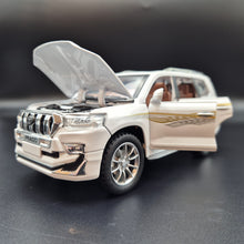 Load image into Gallery viewer, Explorafind 2020 Toyota Prado Pearl White 1:24 Die Cast Car