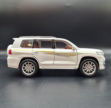 Load image into Gallery viewer, Explorafind 2020 Toyota Prado Pearl White 1:24 Die Cast Car